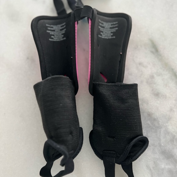 Brine youth medium pink shin guard w/ ankle straps - Picture 2 of 3